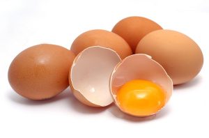 Bất ngờ với những phương pháp làm căng da mặt bằng trứng gà