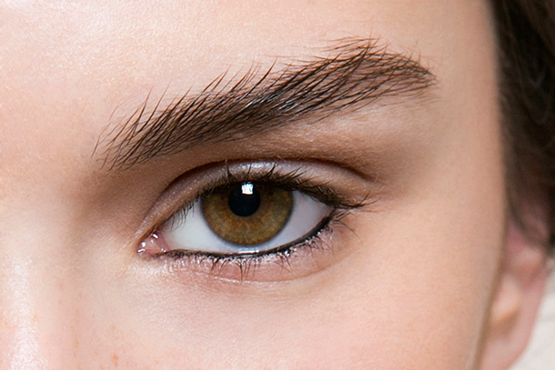 Phun mí mắt dưới: Các phương pháp trang điểm mi dưới ngày càng đa dạng, và phun mí mắt dưới là một trong những phương pháp được yêu thích nhất hiện nay. Với phương pháp này, đôi mắt của bạn sẽ trở nên tự nhiên hơn bao giờ hết, không cần phải tốn thời gian tạo kiểu mắt mỗi ngày.
